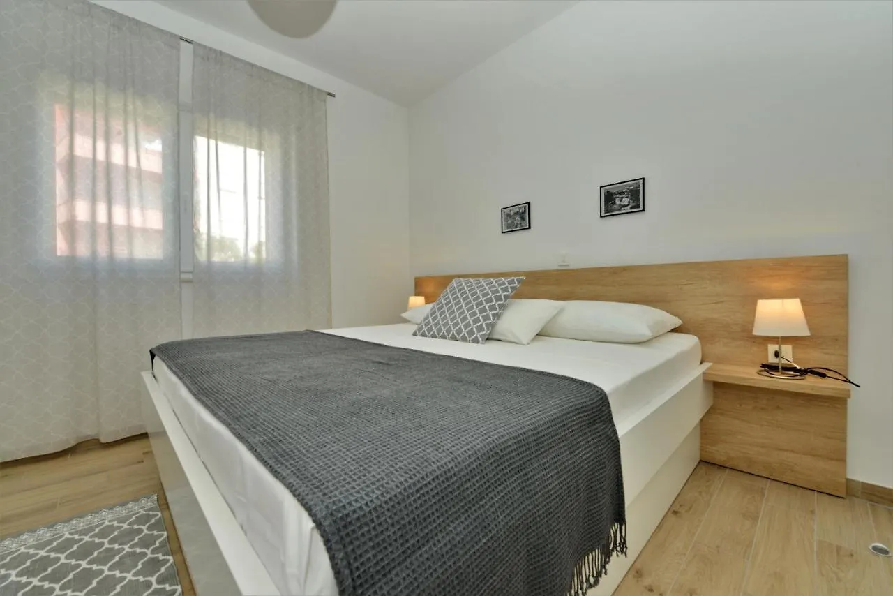 Villa Teco - Moderne Apartments Mit Pool Und Meerblick Trogir 0*,